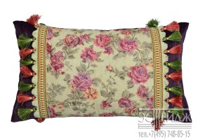 Подушка декоративная с цветочным узором (фиолетовый)
